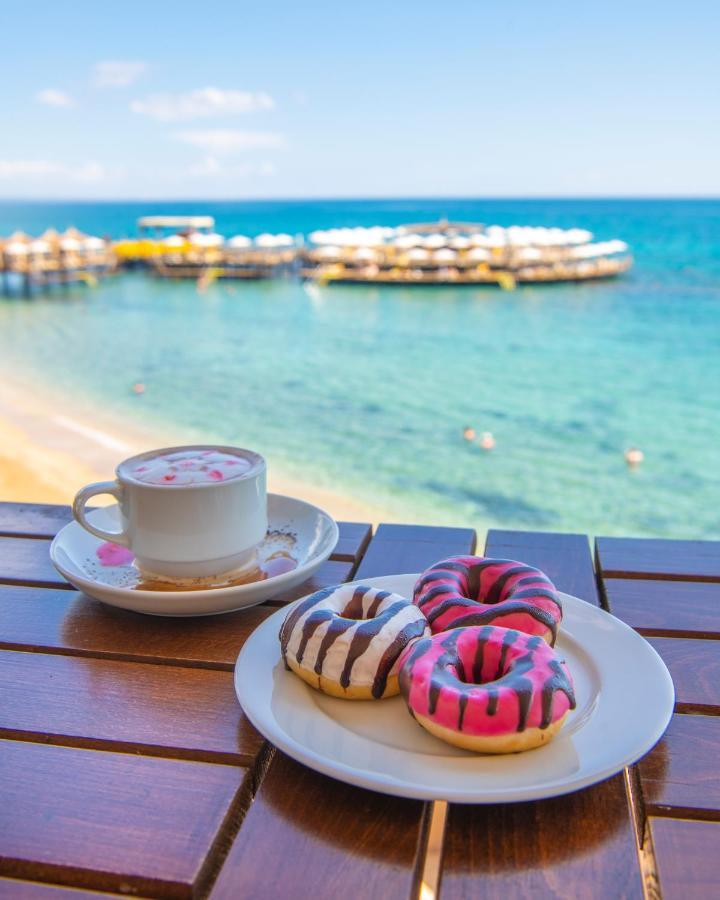 Salamis Bay Conti Resort Hotel & Casino فاماغوستا المظهر الخارجي الصورة A cup of coffee and donuts