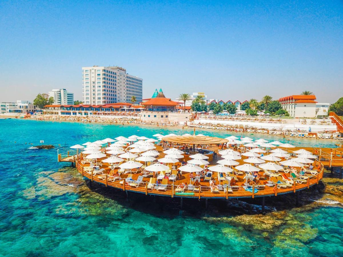 Salamis Bay Conti Resort Hotel & Casino فاماغوستا المظهر الخارجي الصورة The pier at Nissi Beach